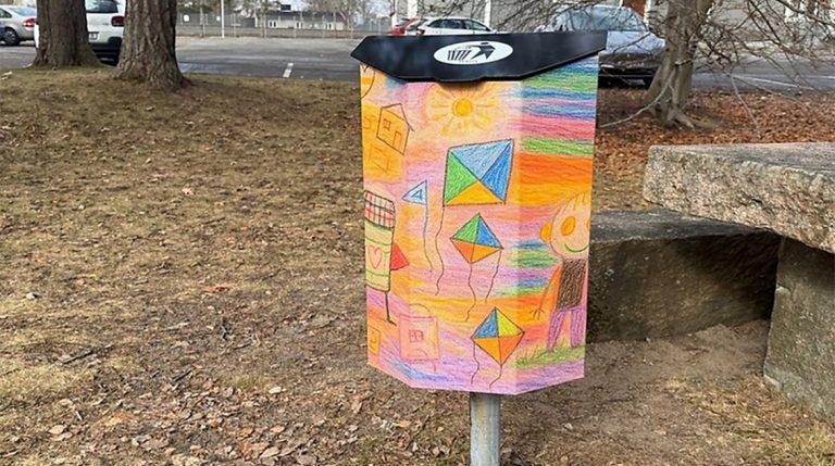 Barnen fixade färgglada papperskorgar