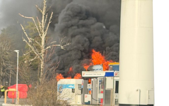 Kraftig brand i lastbil