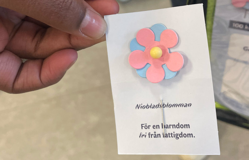 Årets majblomma är i rosa och ljusblå toner med en gul pistilld en gul pistill