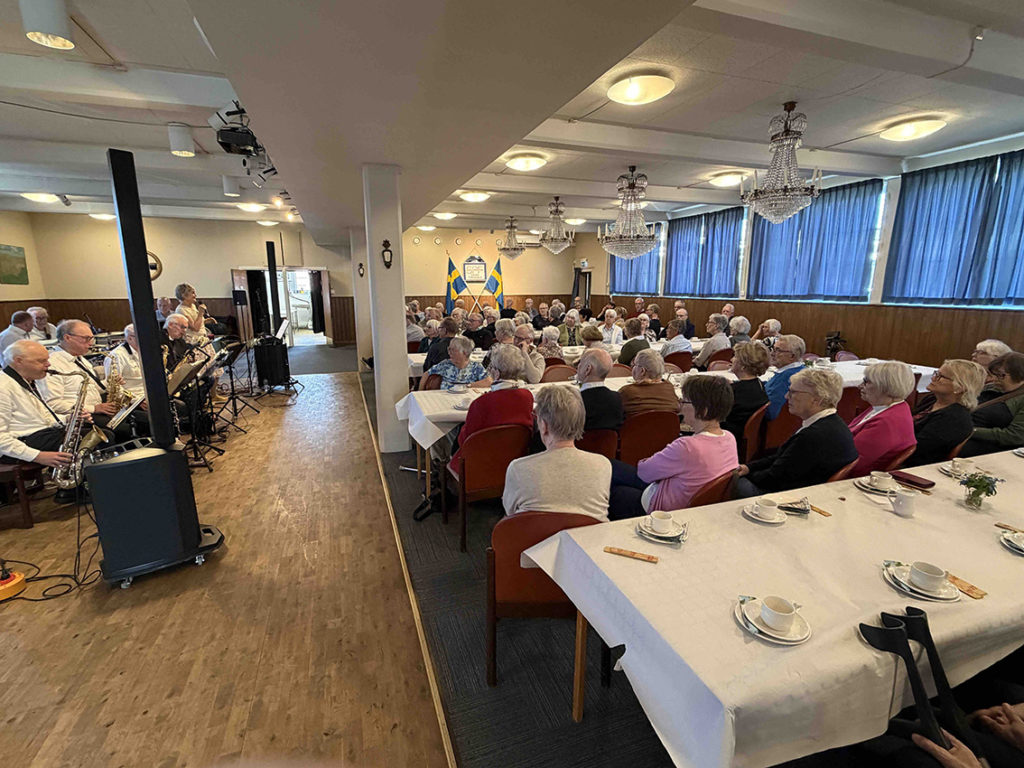 Jazzådom från Jönköping underhåller SPF-medlemmarna.