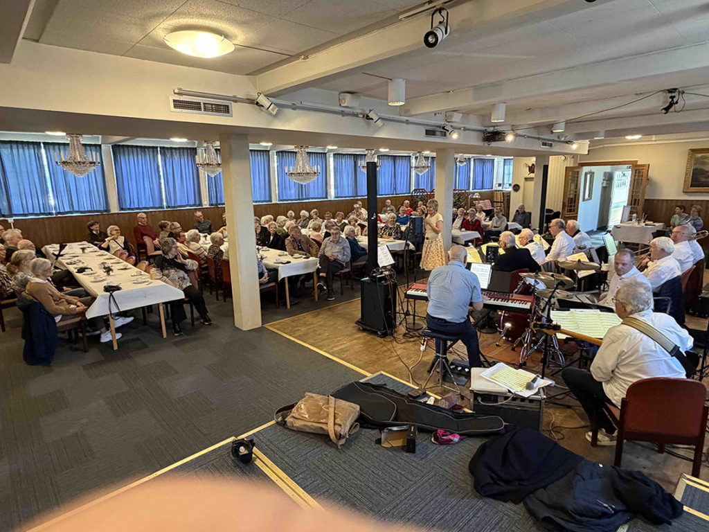 Jazzådom från Jönköping underhåller SPF-medlemmarna.