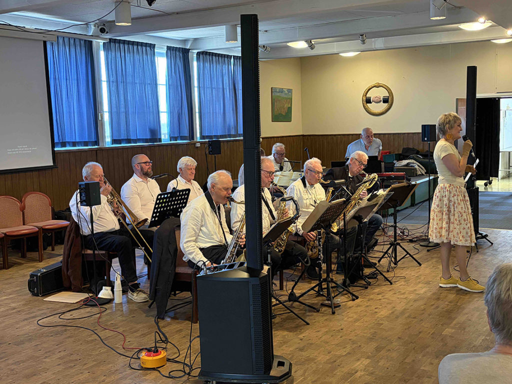 Jazzådom från Jönköping underhåller SPF-medlemmarna.