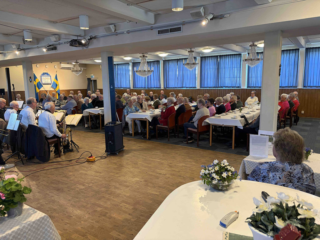 Jazzådom från Jönköping underhåller.