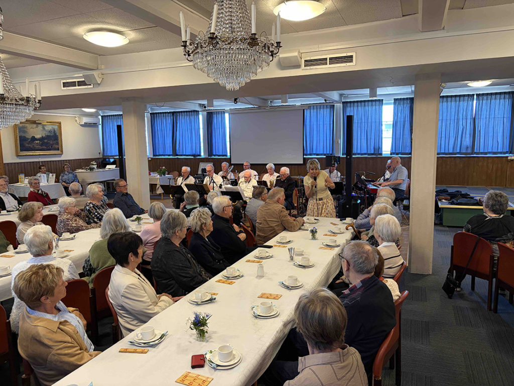 Jazzådom från Jönköping underhåller SPF-medlemmarna.