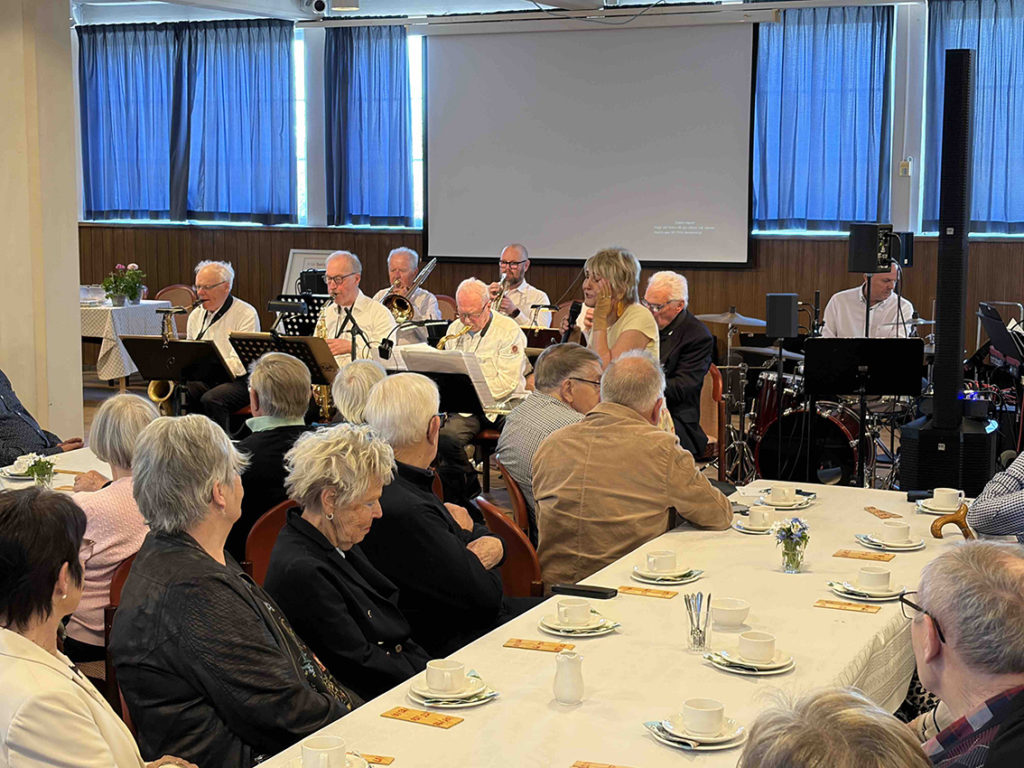 Jazzådom från Jönköping underhåller SPF-medlemmarna.
