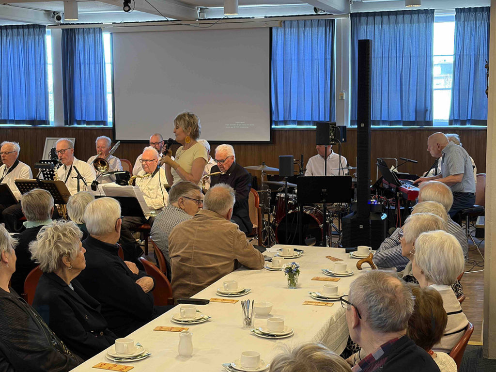 Jazzådom från Jönköping underhåller SPF-medlemmarna.