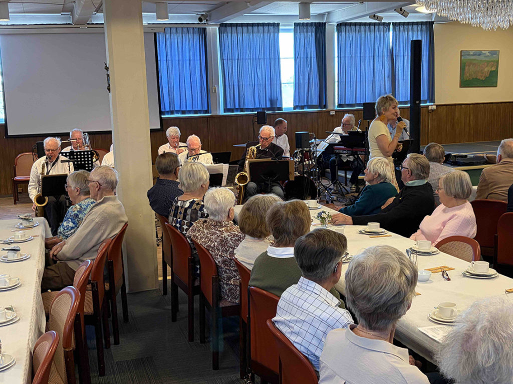 Jazzådom från Jönköping underhåller SPF-medlemmarna.