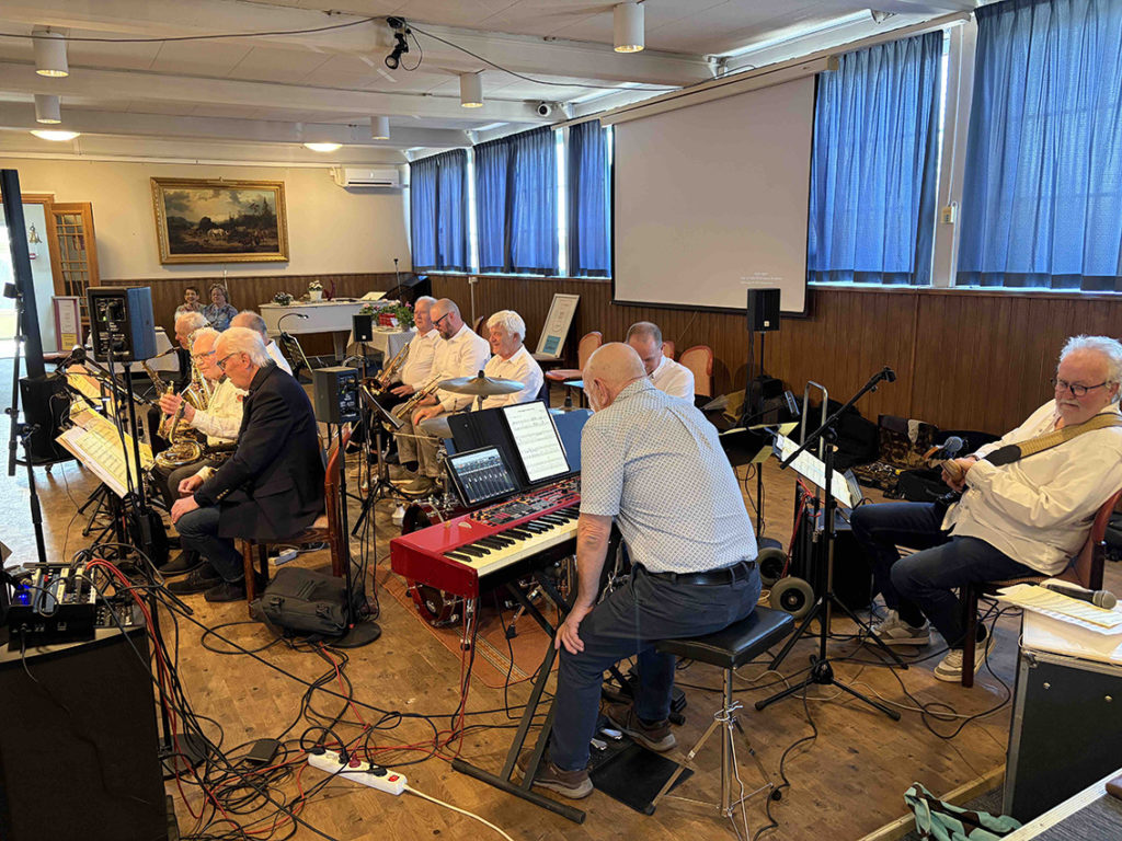 Jazzådom från Jönköping underhåller SPF-medlemmarna.
