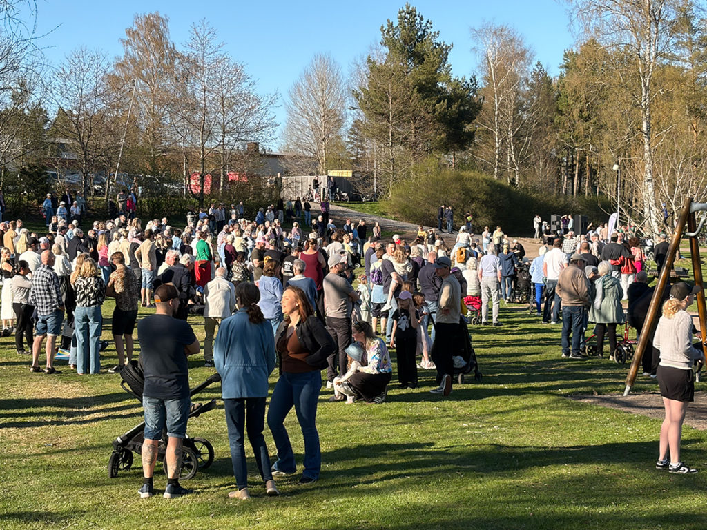 Proppfullt med folk i Linnarbäcksparken