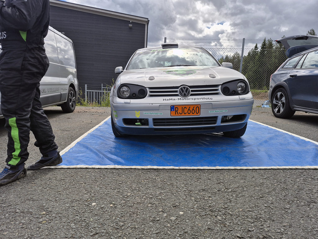 Bild på en trasig rallybild.