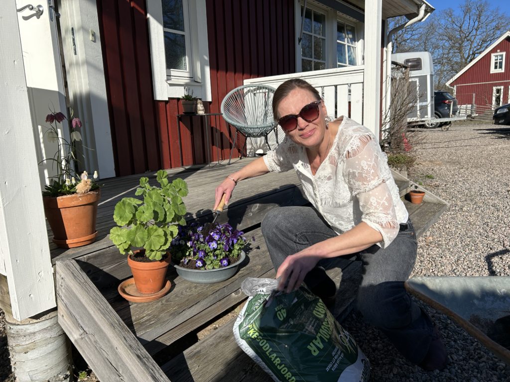 Jenny-Anne påtar i trädgården. Bild:Alexandra Aggerstam