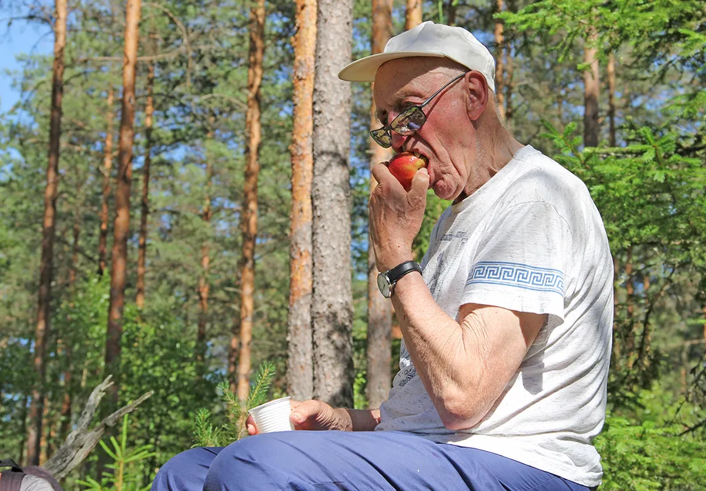 Bernt har fått kaffe, kaka och äpple
