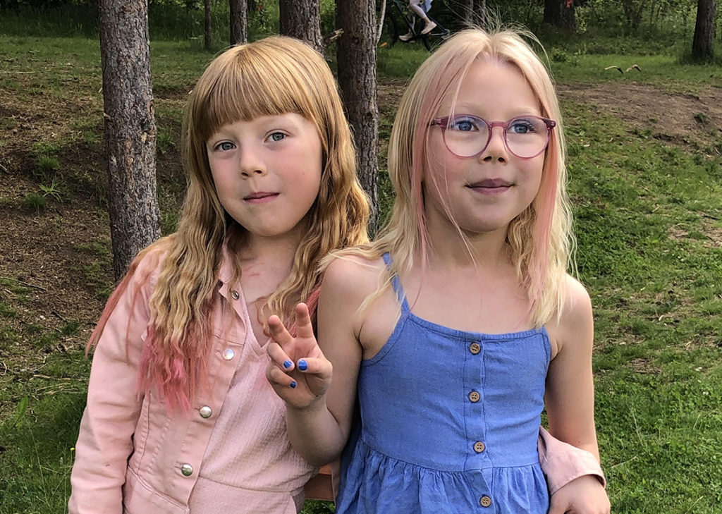 Ellenore 9 år och Vera 7 år i Vaggeryd