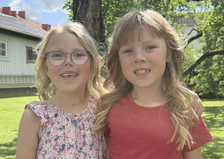 Vera och Ellenore Sjökvist i Vaggeryd fyller år